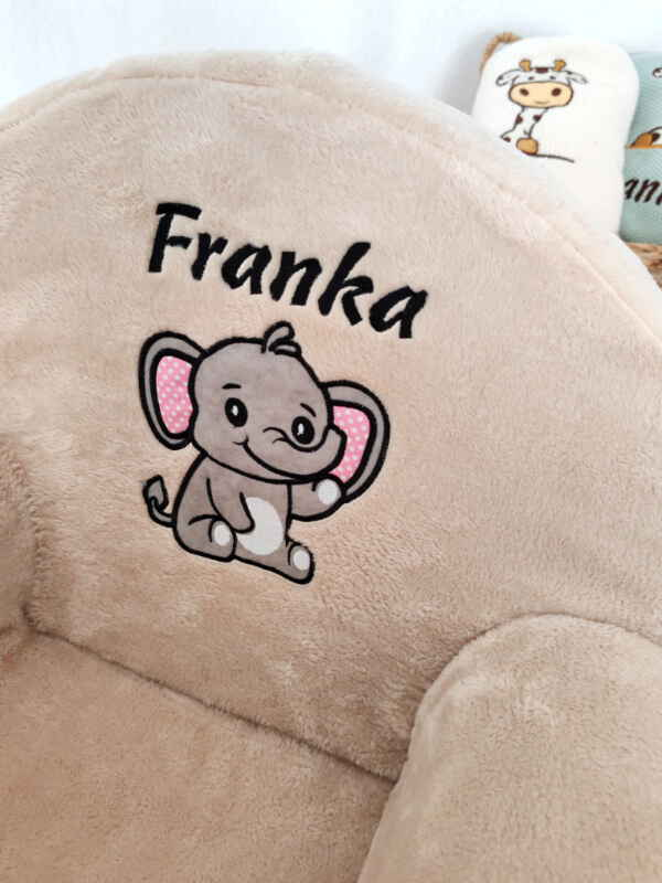 Strojno vezeno ime Franka na dječjoj fotelji